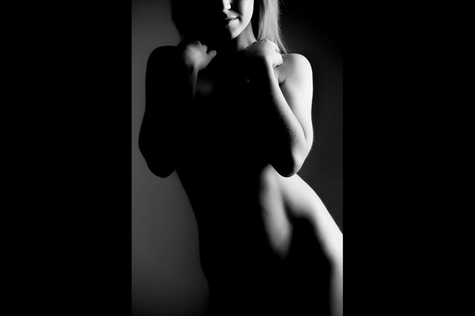 portrait-background_dark-location-glamour-portraits-black-white-implied-nude-photography-ballarat-melbourne
