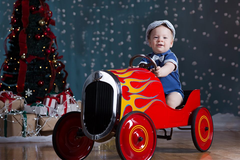 portrait-kid-child-in-red-car-christmas-tree-lights-snow-ballarat-infocus-photography